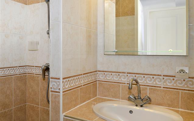 cottage famille salle de bain - Hôtel le Domaine des Thomeaux